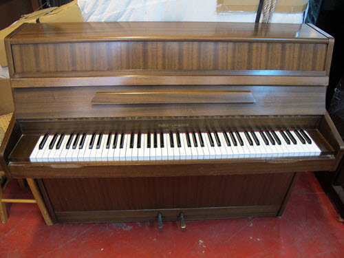 פסנתר עומד יד שניה אנגלי Barrat and Robinson